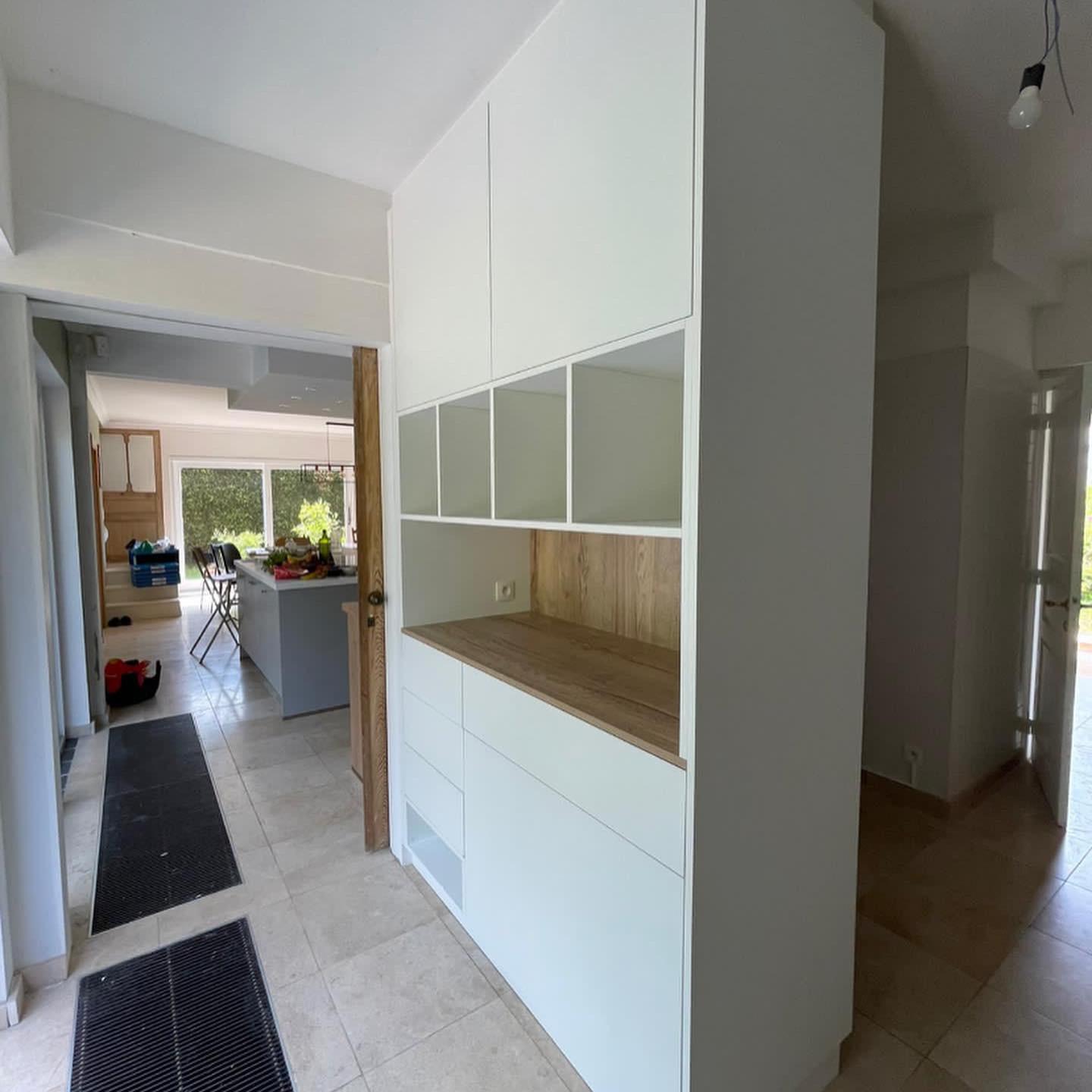 Meuble d’entrée blanc avec banc, tiroirs et niches ouvertes