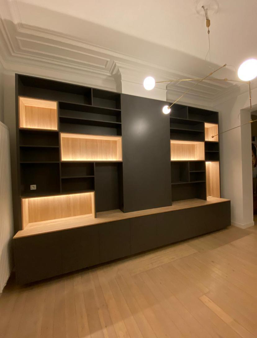 Bibliothèque murale anthracite avec niches en bois éclairées