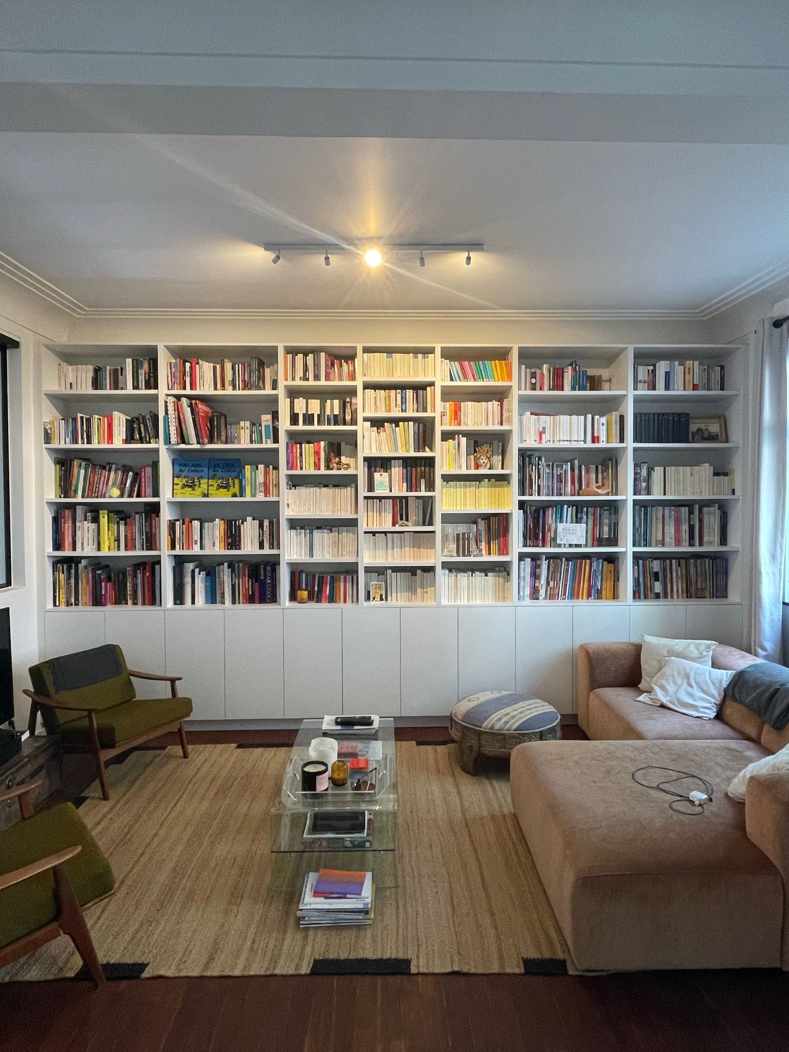 Grande bibliothèque murale sur mesure toute largeur avec rangements bas