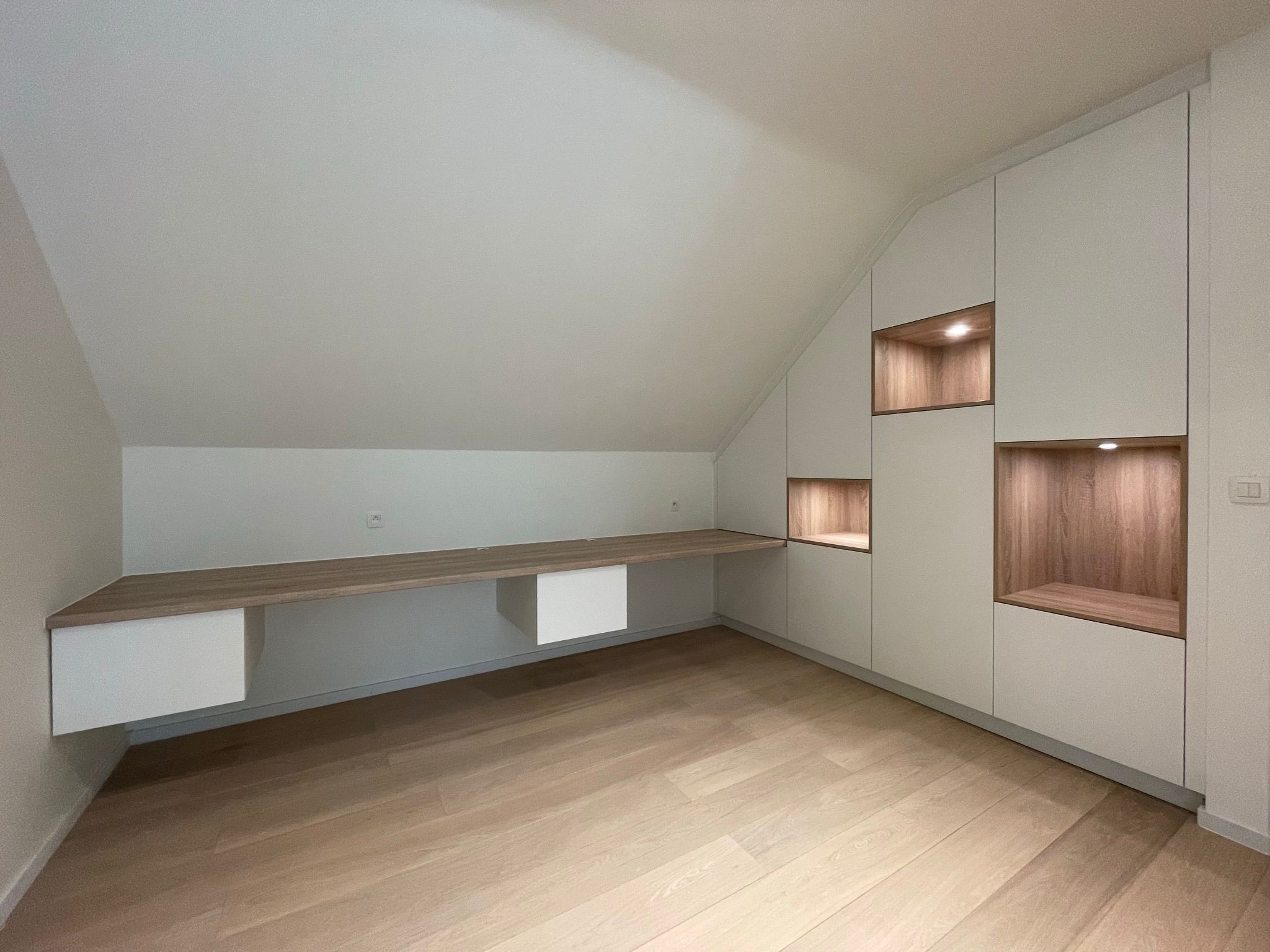 Bureau sous pente sur mesure avec placards et niches éclairées