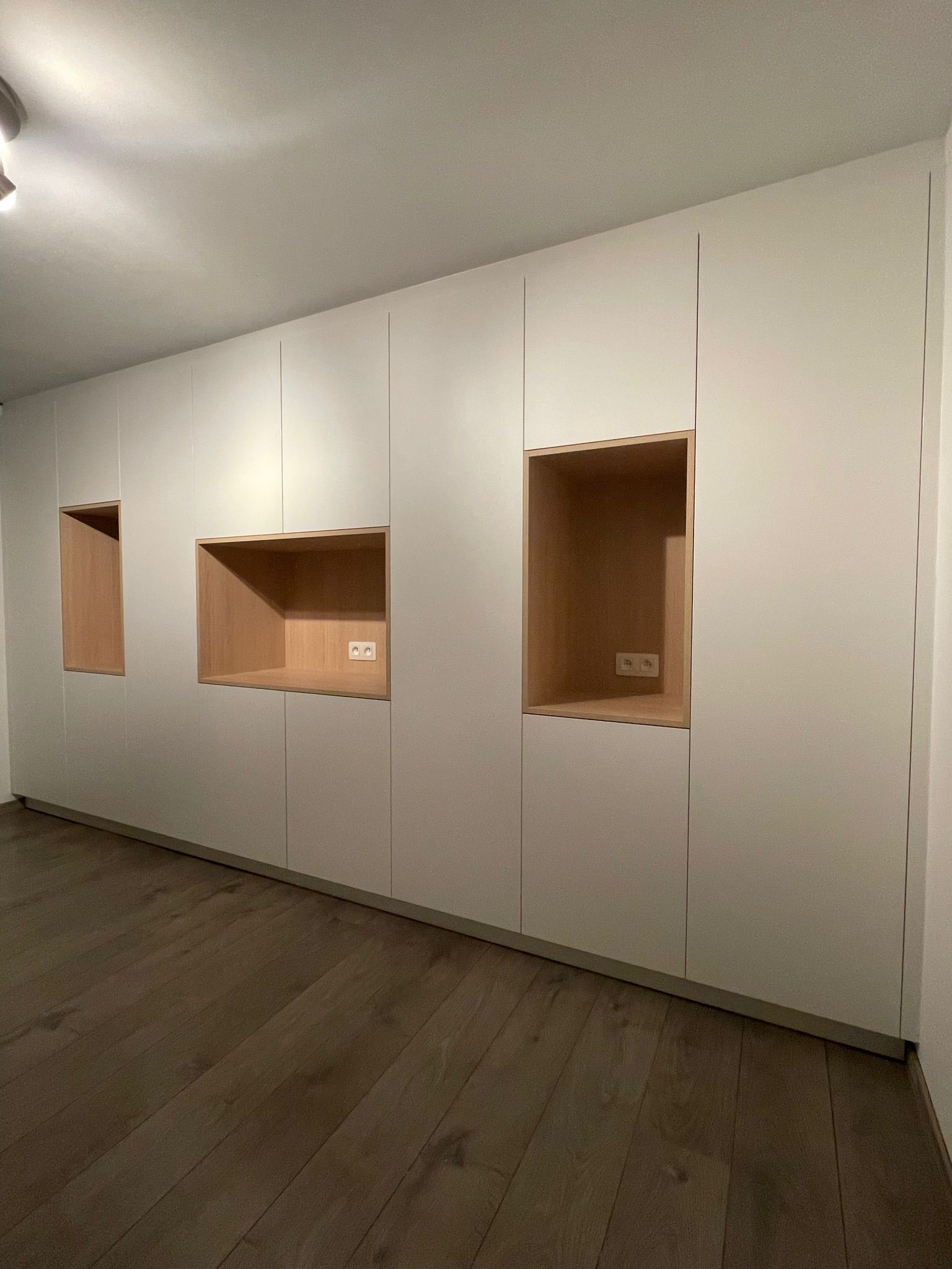Placards muraux sur mesure avec niches décoratives en bois