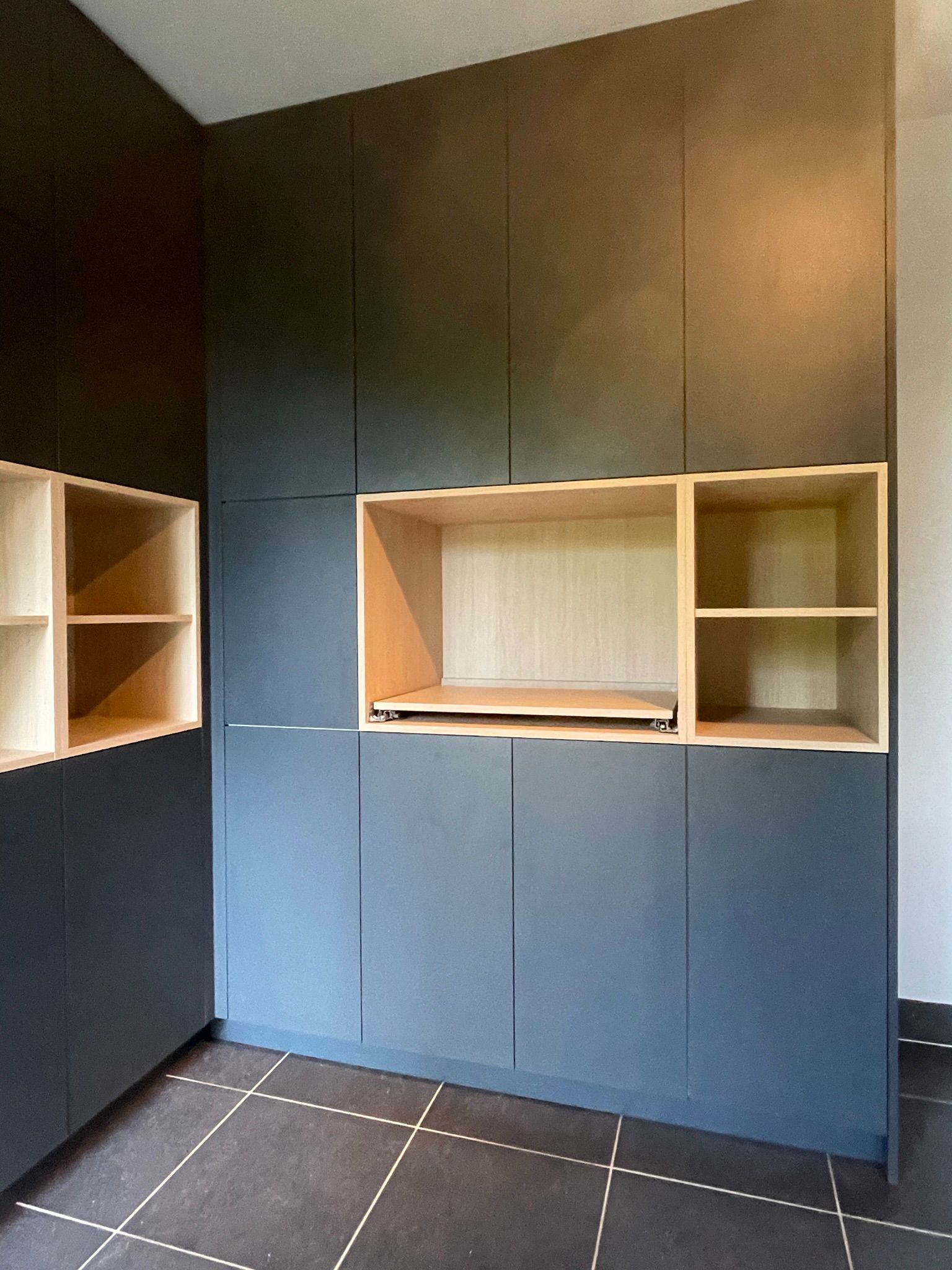 Meuble mural sur mesure avec niches décoratives en bois