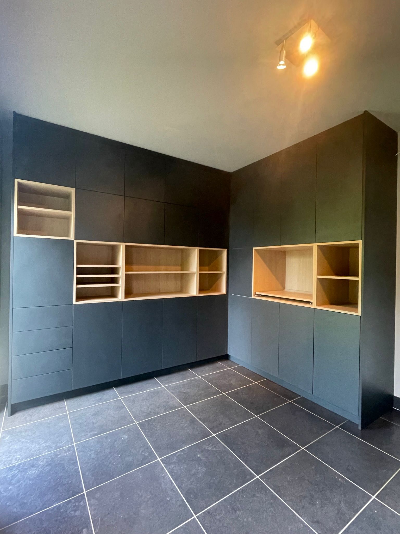 Placards muraux anthracite avec niches ouvertes en bois clair